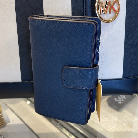 MICHAEL KORS
Medium Jet Set Travel Crossgrain Leather Bifold Zip Wallet
Navy
NWT - Picture 4 of 16
